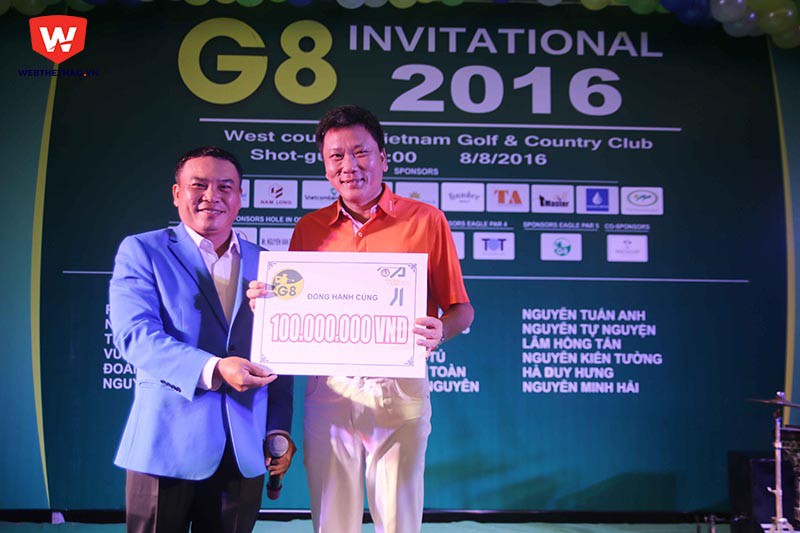 Ông Nguyễn Quốc Mỹ CT Golf G8 trao TS Trần Đăng Long - PCT Hội Golf TP.HCM đại diện nhận số tiền 100 triệu đồng.