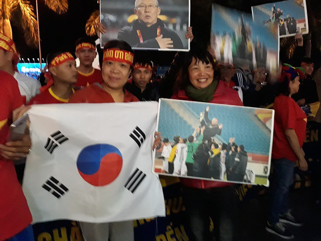 Họ đến đây với quốc kỳ Hàn Quốc, quê hương của HLV Paek Hang-seo cùng tấm ảnh ghi lại khoảnh khắc lịch sử của U23 Việt Nam tại VCK U23 châu Á. Ảnh: Ngọc Duyên.
