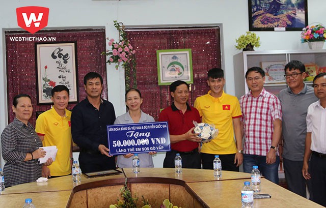 Đại diện VFF trao tặng cho làng SOS Gò Vấp, TP.HCM số tiền 50 triệu đồng.