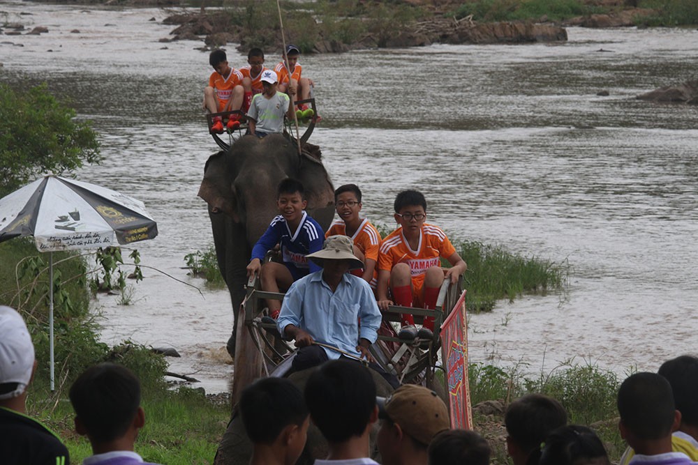 Các em nhỏ khá thích thú trong lần đầu tiên được cỡi Voi.