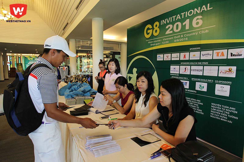 Các golf thủ tới đăng ký thi đấu tại giải Golf G8 2016.