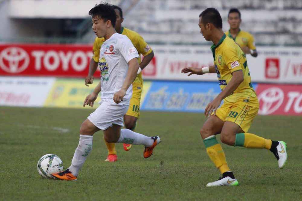 Tiền vệ Minh Vương (áo trắng) bỏ lỡ cơ hội ghi bàn gỡ hòa 2-2 cho HA.GL ở phút 62. 