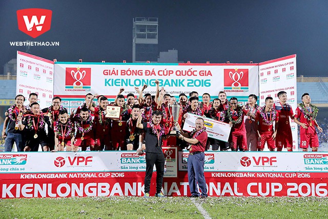 HLV Phan Thanh Hùng có danh hiệu đầu tiên kể từ khi về với T.Quảng Ninh. Ảnh: Tuấn Tú.