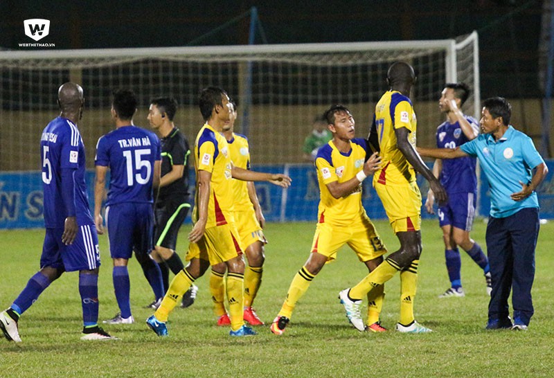 HLV Võ Đình Tân ngoài cùng bên phải phải vào sân để hạ nhiệt cái đầu đang bốc hỏa của các cầu thủ S.Khánh Hòa BVN. Ảnh: Bá Duy.