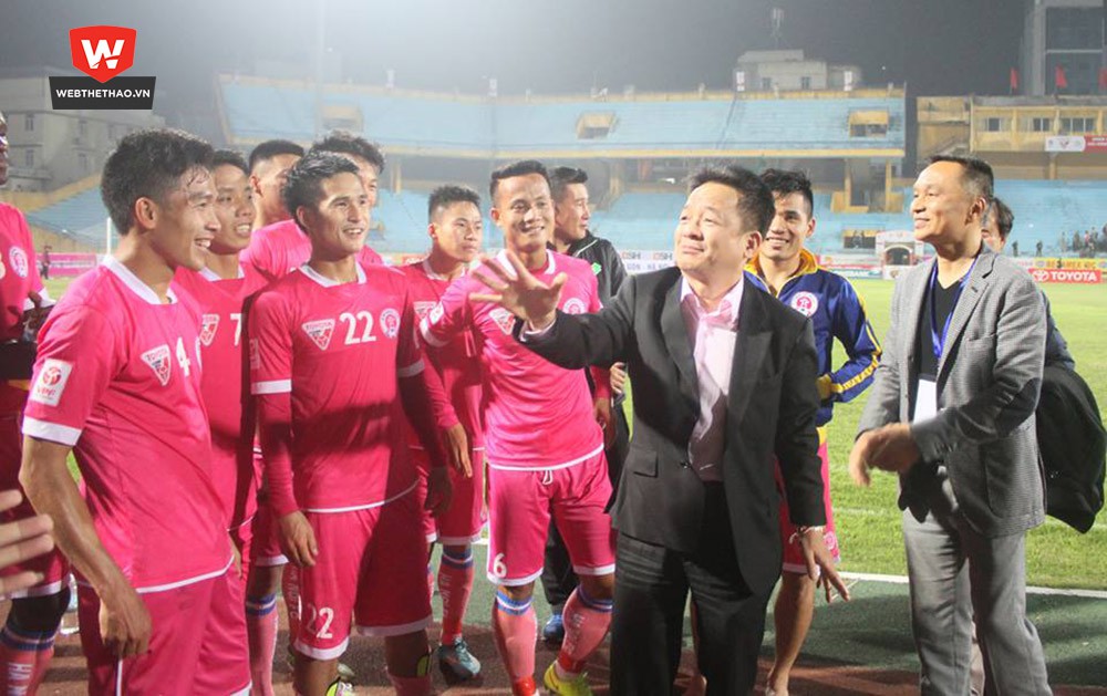 Bầu Hiển xuống sân công bố mức thưởng cho các cầu thủ CLB Sài Gòn sau chiến thắng 3-0 trước SHB.Đà Nẵng.