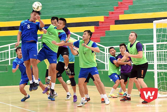 Không khí vui vẻ của ĐT Futsal Việt Nam trong buổi tập ngà 18/09.