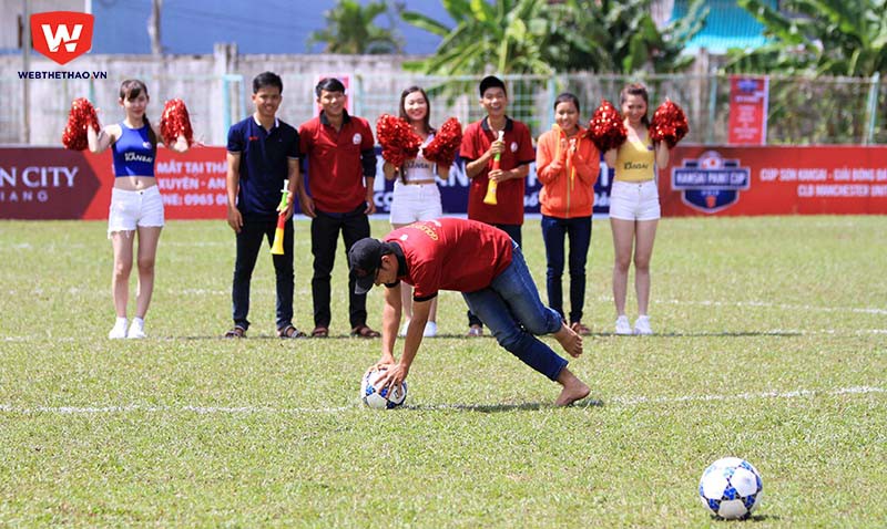 Các CĐV tham gia vào trò chơi ''Xuay Compa sút Penalty''.