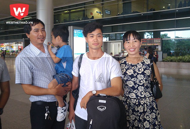 Công Phượng chụp hình cùng gia đình anh trai từ Bình Dương xuống đón. Ảnh: Thái Hải.