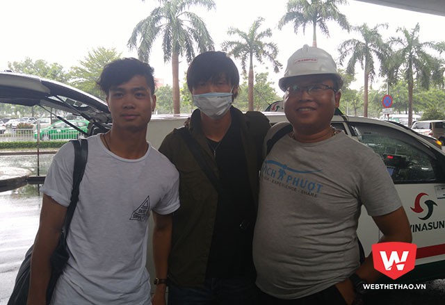 Một lao động Việt Nam tại Nhật Bản đi cùng chuyến bay xin chụp hình với Công Phượng, Tuấn Anh. Ảnh: Thái Hải.