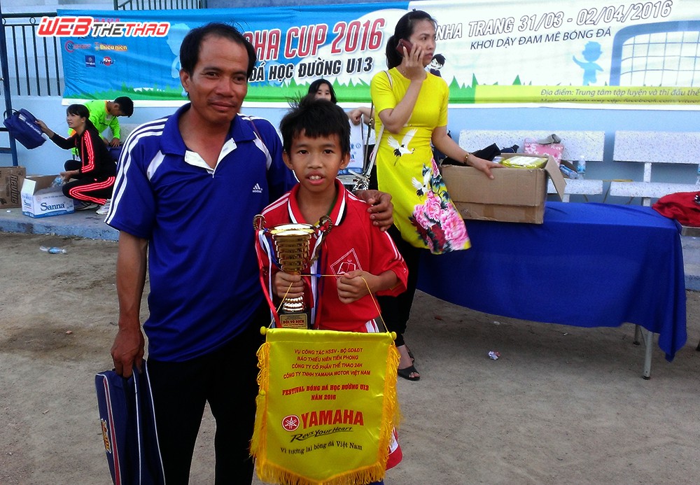 Nguyễn Quốc Việt chụp hình cùng bố khi nhận giải cầu thủ xuất sắc nhất vòng loại ở Nha Trang. Ảnh: Hải Nguyễn.