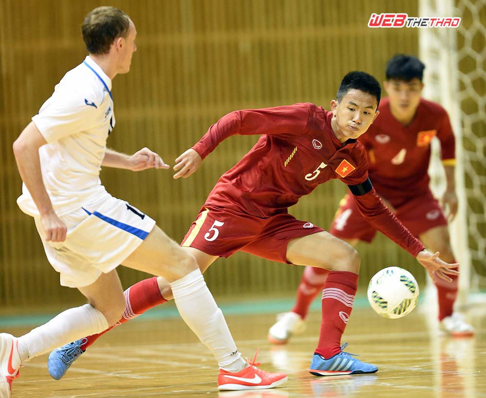 ĐT Futsal VN (áo đỏ) đánh rơi chiến thắng ở những giây cuối cùng.
