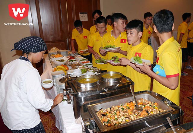 Đội tuyển futsal Việt Nam dùng bữa ở khách sạn Inter Continental.