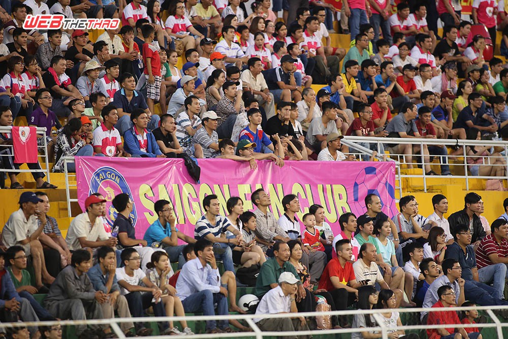 Người hâm mộ TP.HCM có mặt khá đông khi CLB Sài Gòn thi đấu tại sân Thống Nhất. Ảnh: Minh Khang.