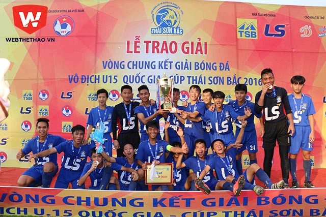 Thầy trò HLV Đinh Hồng Vinh nâng cao chức vô địch U.15 QG 2016 - Cúp Thái Sơn Bắc.