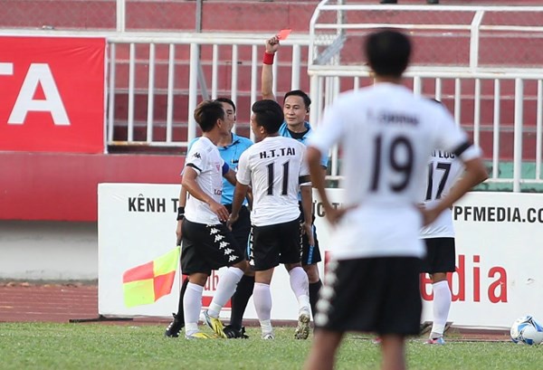 Huỳnh Tấn Tài nhận thẻ đỏ trong trận đấu Long An để thua CLB Sài Gòn 1-3.