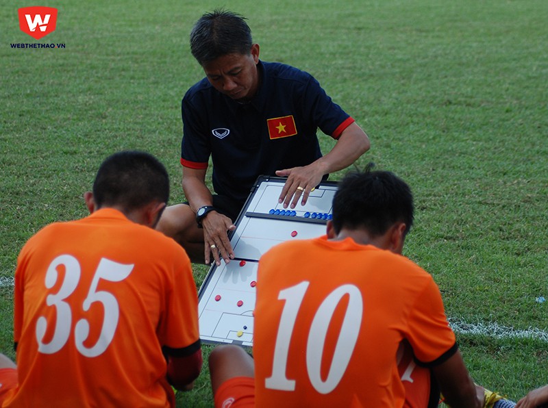 HLV Hoàng Anh Tuấn chỉ đạo các học trò trong một trận đấu giao hữu ở Nha Trang. Ảnh: Minh Nguyệt.