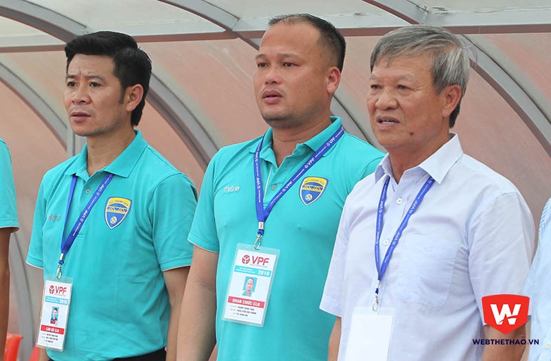 HLV Hoàng Thanh Tùng (giữa) với nhiệm vụ đưa FLC.Thanh Hóa cán đích ở vị trí thứ 3, V.League 2016. Ảnh: Hoàng Triều.
