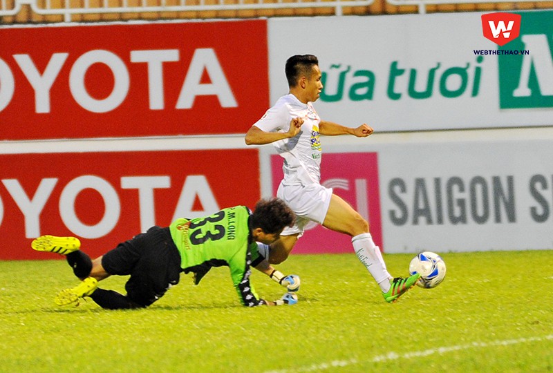 Pha bóng Hồng Duy đi qua Minh Long ghi bàn mở tỷ số 1-0 cho HA.GL ở phút 58. Ảnh: AT.