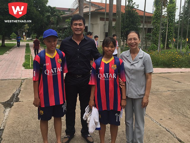 HLV Nguyễn Hữu Thắng ký chụp hình lưu niệm với thành viên đội bóng nam và nữ làng SOS Gò Vấp.