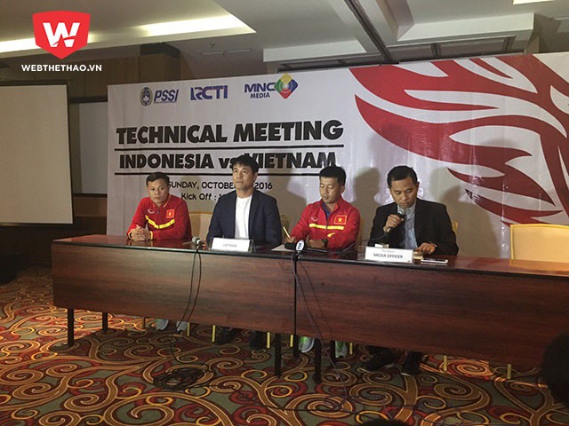 HLV Nguyễn Hữu Thắng tham dự họp báo trước trận đấu ngày mai với Indonesia. Ảnh: VFF.