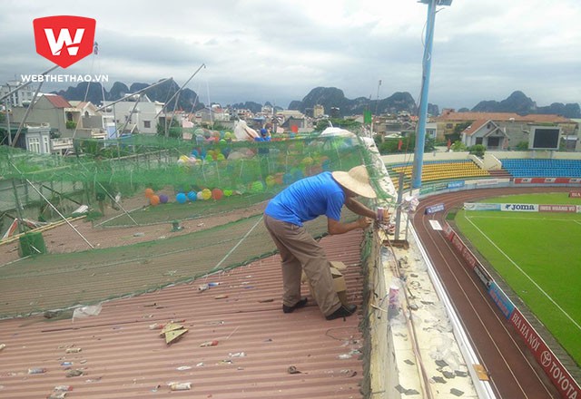 Một thành viên Hội CĐV T.Quảng Ninh gắn pháo hoa trên khán đài sân Cẩm Phả. Ảnh: Tú Nguyễn.