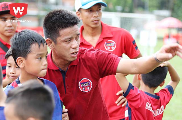 HLV Lưu Danh Minh chỉ đạo các học trò giữa trận chung kết.