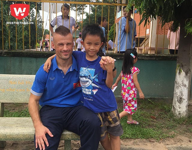 HLV thể lực Martin Forkel thân thiện với một em trai tại làng SOS Gò Vấp.