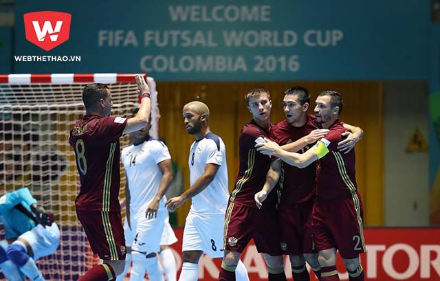 ĐT Futsal Việt Nam sẽ gặp Nga (áo đỏ) ở vòng 1/8 World Cup. Ảnh: FIFA.