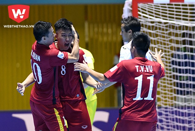 Tiền đạo Nguyễn Minh Trí ăn mừng cú hattrick cùng các đồng đội.