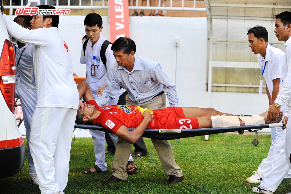 GĐĐH Huỳnh Mau lên xe cấp cứu cùng vào bệnh viện với cầu thủ đội nhà. Ảnh: AT.