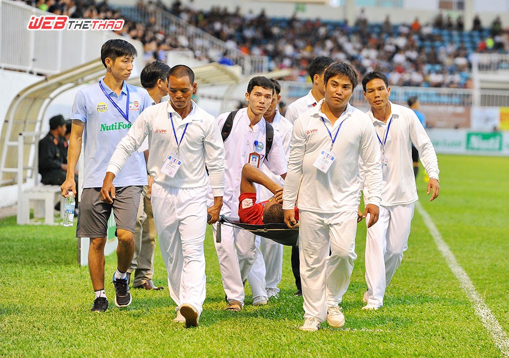 Osmar được di chuyển lên xe cứu thương vào bệnh viện. Ảnh: AT.