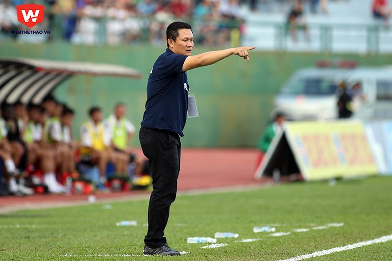 Ở V.League, HLV Nguyễn Quốc Tuấn là người gần như đứng chỉ đạo suốt trận đấu. Ảnh: Minh Khang.