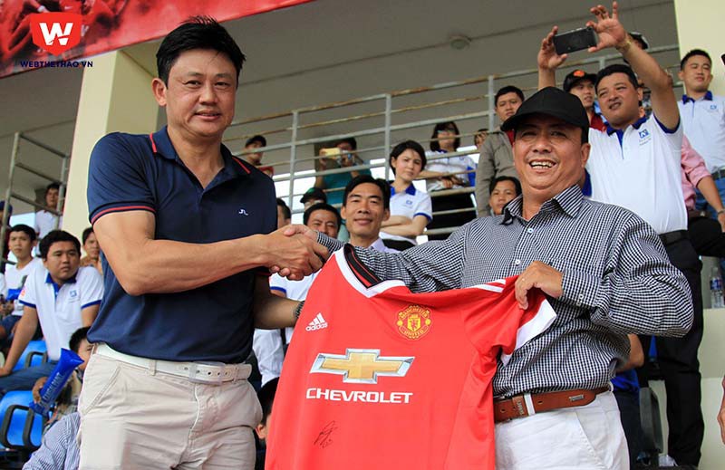 Anh Lưu Tòng Thuận đấu giá thành công chiếc áo đấu của Rashford với giá 6,5 triệu đồng.