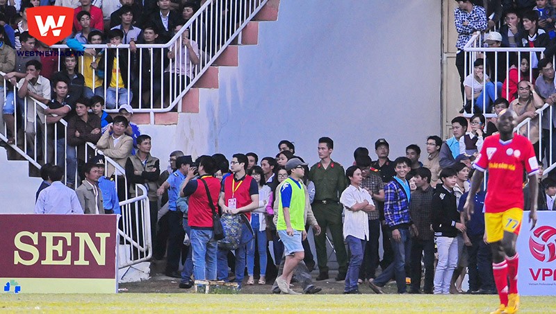 Sân Pleiku từng vỡ trận khi HA.GL đối đầu S.Khánh Hòa BVN ở vòng 1, V.League 2015. Ảnh: AT.