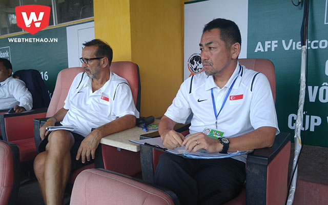Mỗi trận đấu U.19 Singapore có 2 trợ lý ngồi khán đài theo dõi các đối thủ. Ảnh: Hải Nguyễn.