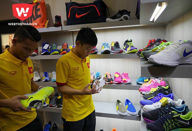 Hai tuyển thủ Thái Huy và Ngọc Sơn xem giầy ở trung tâm Hollyday, thành phố Bucaramanga. 