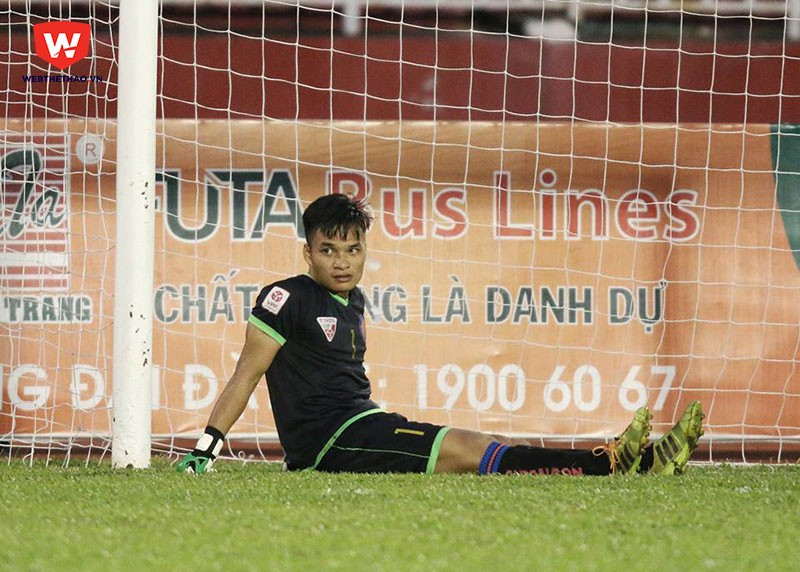 Thủ môn trẻ Quang Tuấn trong lần đầu thi đấu ở V.League đã bị tâm lý và để thua dễ dàng 2 bàn trong hiệp 2. Ành: Minh Khang.