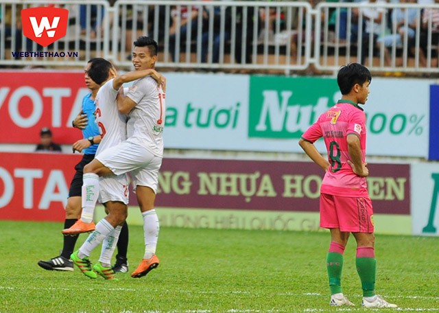 Văn Thanh ăn mừng cú đúp bàn thắng vào lưới Đồng Tháp trong chiến thắng 5-2 của HA.GL. Ảnh: AT.