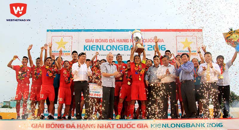 Thầy trò HLV Lư Đình Tuấn nâng cao chức vô địch giải hạng Nhất 2016. Ảnh: Hoàng Tùng.