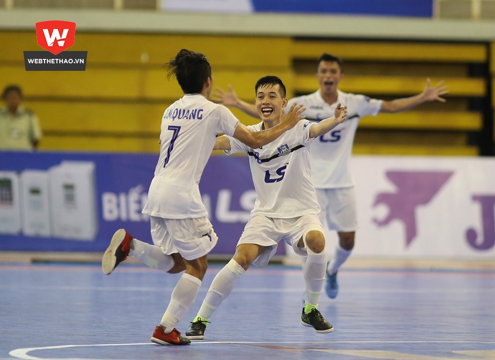 Các cầu thủ Thái Sơn Bắc vui mừng với tám vé vào chơi trận chung kết.