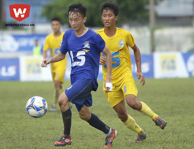 Tiền vệ văn Long (áo xanh) ấn định chiến thắng 2-1 cho HA.GL trước Khánh Hòa.