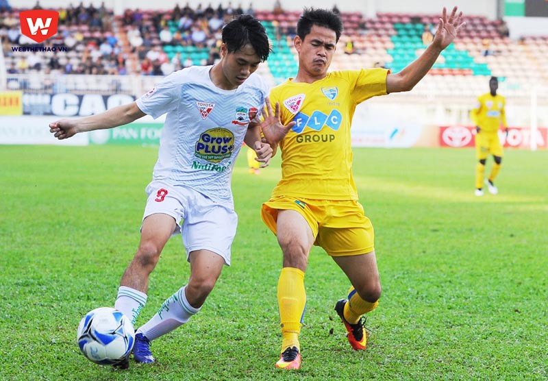 Tiền đạo Văn Toàn đã có bàn thắng thứ 2 ở V.League 2016 sau 17 vòng đấu tịt ngòi. Ảnh: AT.