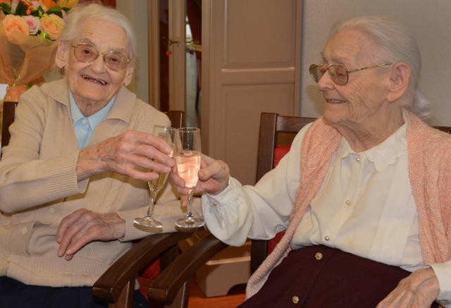 Hai cụ bà 104 tuổi
