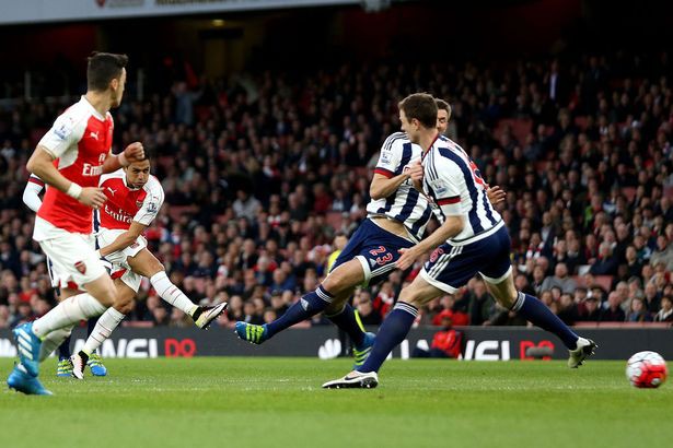 Alexis đã ghi 2 bàn giúp Arsenal vượt qua West Brom