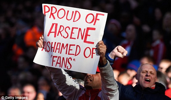 Vẫn c&oacute; CĐV ủng hộ Wenger