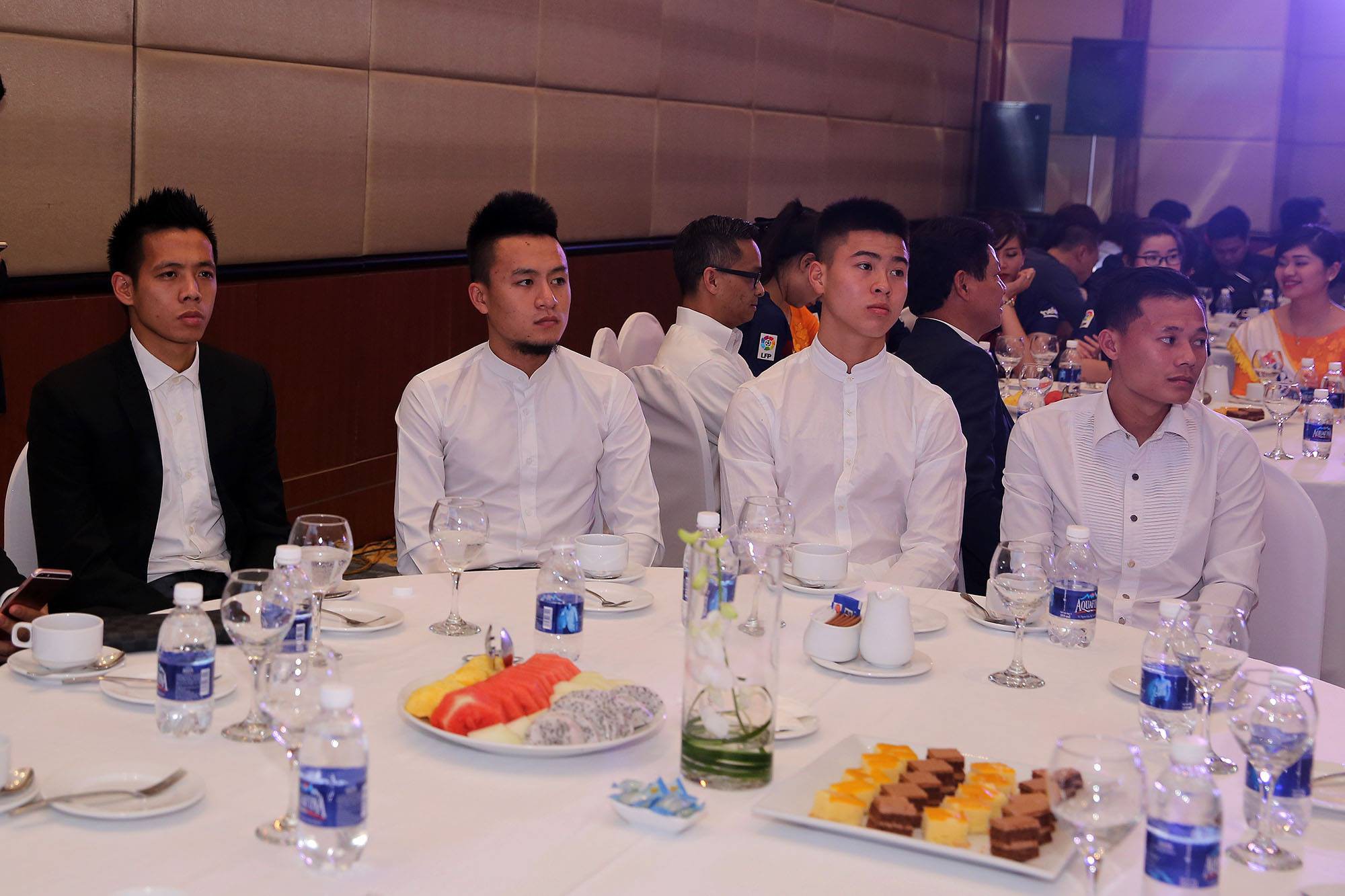 Cầu thủ Việt Nam háo hức chờ cuộc đối đầu với Barca