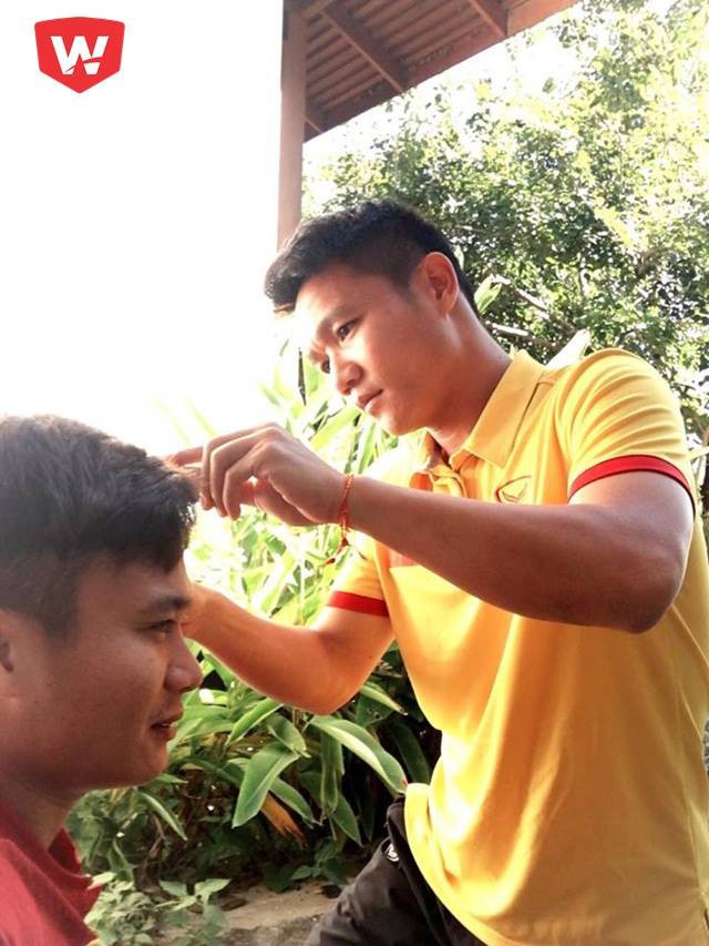 Công Vinh, Công Phượng được tạo mẫu tóc bằng kéo y tế tại Myanmar