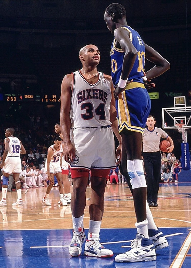 Tin NBA ngày 22/11: Manute Bol khi đứng bên cạnh Charles Barkley (số 34 bên trái).