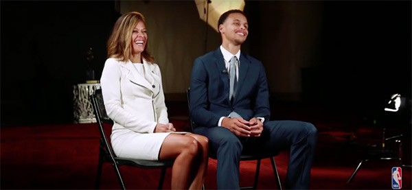 Tin NBA ngày 10/10: Curry và mẹ của anh cũng thường hay xuất hiện tại các chương trình liên quan tới bóng rổ.