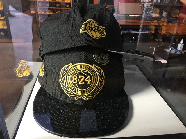 New Era đang bán nón Lakers - Kobe phiên bản màu đen với giá 8.024$. Chỉ có 8 chiếc nóng được sản xuất trên thế giới. Chúng được thiết kế với một số vị trí được đính vàng 18 karat.